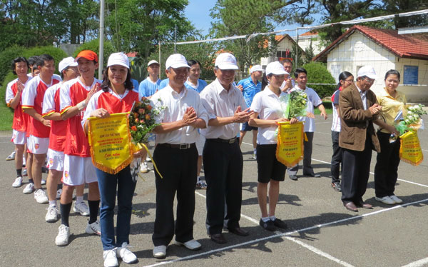 Nhân kỷ niệm 55 năm ngày truyền thống lực lượng An ninh chính trị nội bộ, Chi đoàn Thanh niên PA83 (Công an tỉnh) đã tổ chức giao lưu hội thao bóng chuyền, bóng bàn, bóng đá với Liên đoàn Lao động tỉnh, Báo Lâm Đồng. (Trong ảnh: Lãnh đạo 3 đơn vị tặng hoa và cờ lưu niệm trước giờ thi đấu). Ảnh: PA83