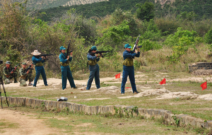 Lực lượng dân quân tự vệ luyện tập trên thao trường