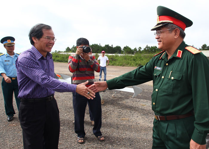 Đồng chí Nguyễn Xuân Tiến, Chủ tịch UBND tỉnh Lâm Đồng và Trung tướng Triệu Xuân Hòa, Phó ban chỉ đạo Tây Nguyên, dự lễ thử nghiệm quan sát mặt đất Đà Lạt từ UAV. 