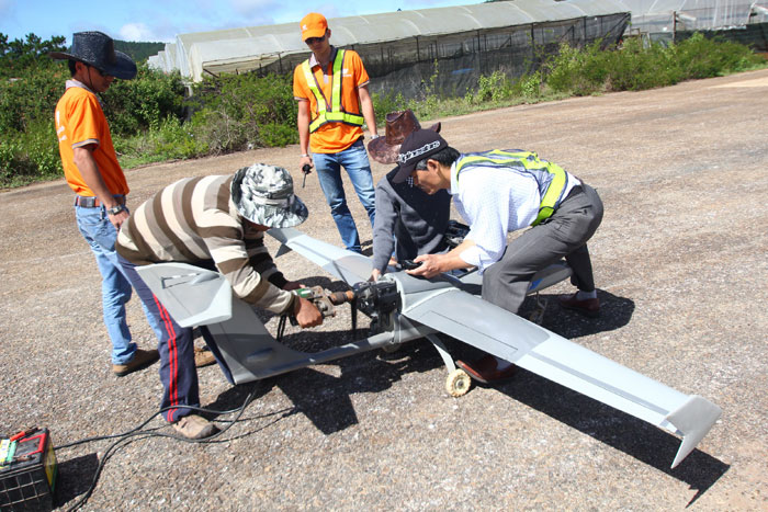 Dùng thiết bị kích bên ngoài để khởi động động cơ bay của UAV