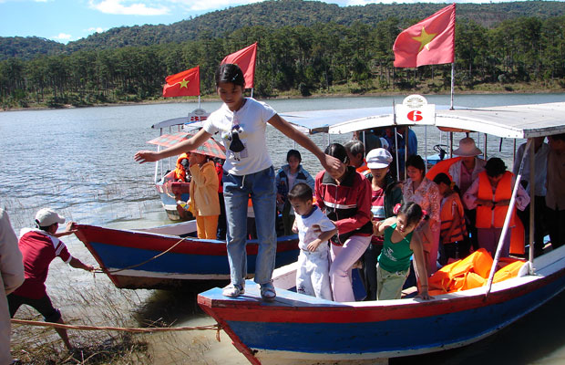 Du khách tham quan hồ Tuyền Lâm - Đà Lạt. Ảnh: Thanh Toàn
