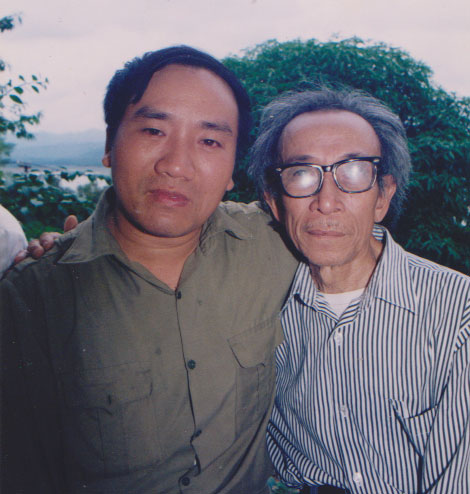 Nhà thơ Trần Đăng Khoa (bên trái) và Nhà văn Kim Lân (1996)