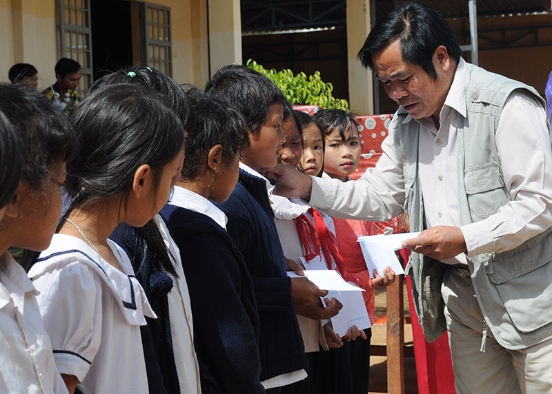 Trao học bổng cho học sinh nghèo vượt khó