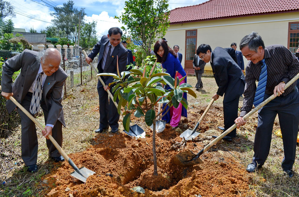 Các đại biểu tỉnh, thành phố và các đại biểu Tây Hồ - Hà Nội trồng cây lưu niệm tại Làng hoa Hà Đông