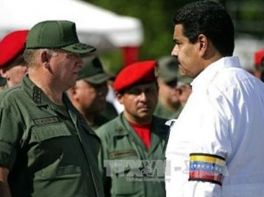 Tổng thống Venezuela Nicolas Maduro (phải) và Bộ trưởng Quốc phòng Venezuela Admiral Diego Molero tại buổi lễ triển khai các lực lượng vũ trang tại Caracas, ngày 13/5. AFP-TTXVN