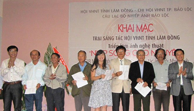 Trao giấy chứng nhận cho các thành viên của Trại sáng tác Văn học nghệ thuật