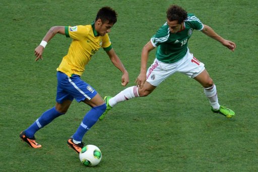 Neymar có pha đi bóng kỹ thuật trước khi chuyền bóng để Jo ấn định tỷ số 2-0 (Nguồn: AFP)