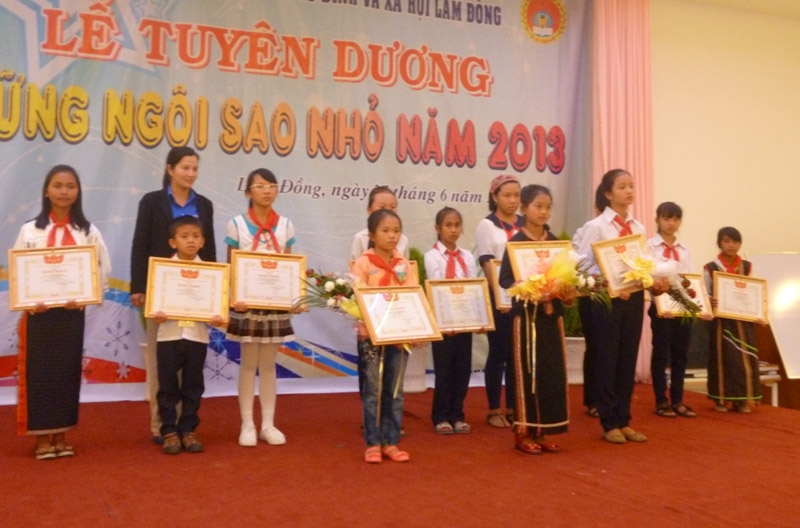 Tuyên dương &quot;những ngôi sao nhỏ&quot;