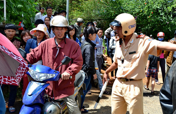 Phía ngoài đường dẫn lên cổng Trường Đại học Đà Lạt, lực lượng CSGT đang tích cực ổn định trật tự để tránh ùn tắc cục bộ, đảm bảo an toàn cho kỳ thi