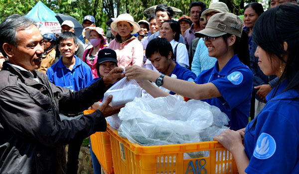 Năm nay là năm thứ 2 liên tục Siêu thị Xanh tổ chức phát cơm miễn phí hỗ trợ thí sinh ngay tại cổng trường