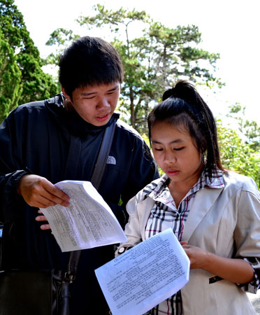 Thí sinh Lê Văn Đông (Đà Lạt) trao đổi kết quả bài thi cùng bạn