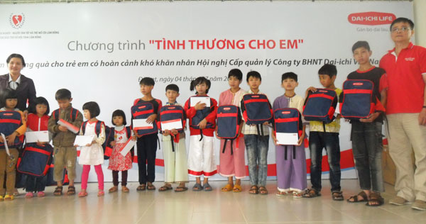 Dai-ichi Life Việt Nam tặng quà cho trẻ em mồ côi, khuyết tật