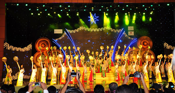 Duyên dáng Việt Nam trong đêm tôn vinh Hoa hậu các dân tộc Việt 2013 tại Hội An. Ảnh: Thanh Đạm