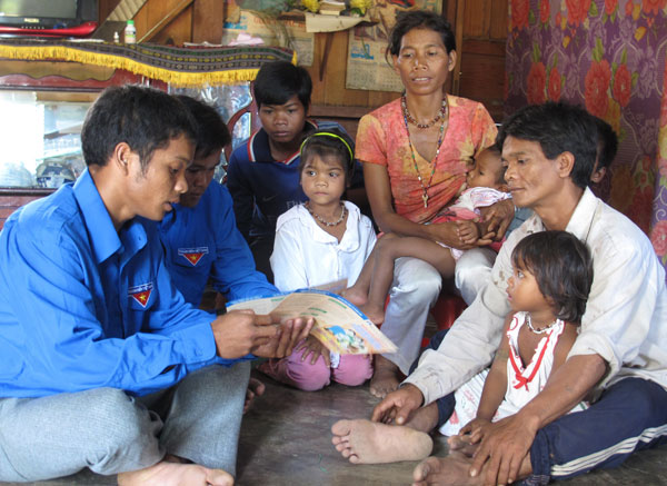 Đoàn viên thanh niên “vào cuộc” vận động gia đình đông con thực hiện KHHGĐ ở thôn Mê Ka, xã Đạ Tông