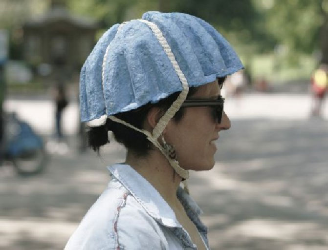 Mũ bảo hiểm làm bằng giấy báo cũ Paper Pulp Helmet