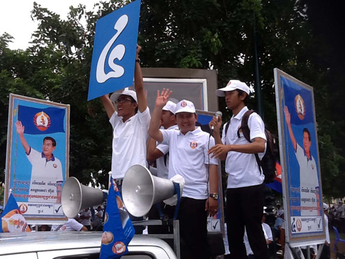 Người ủng hộ Thủ tướng Hun Sen ăn mừng tại Phnom Penh - Ảnh: Minh Quang