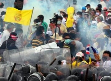 Cảnh sát xung đột với những người biểu tình ở Bangkok. (Nguồn: AFP/TTXVN)