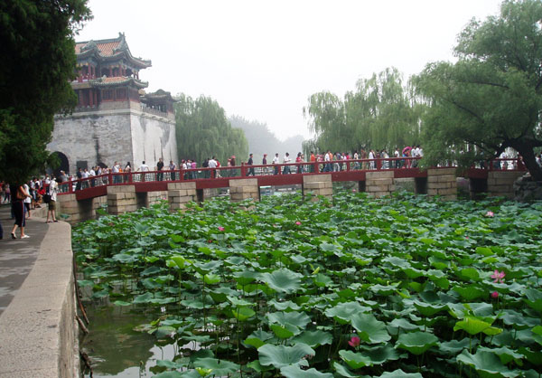 Du khách tham quan Di Hòa viên tại Hạ cung