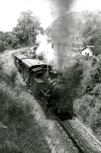 Tàu hỏa vận hành trên tuyến đường sắt Đà Lạt - Tháp Chàm trong những năm 40 (Thế kỷ XX)