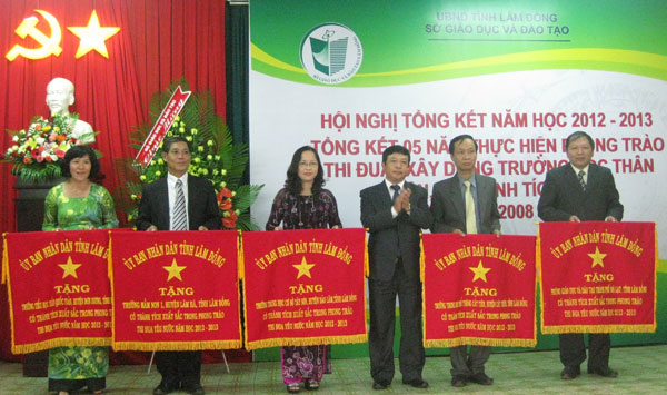 Năm học 2012 – 2013, ngành giáo dục được tặng Cờ thi đua