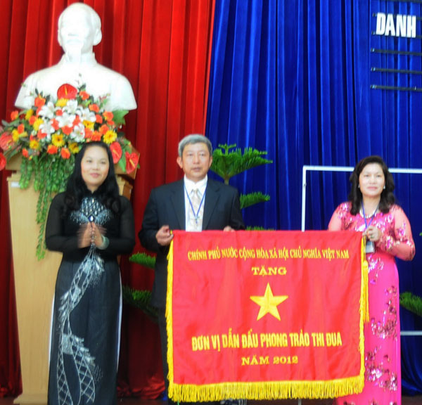 Cục Thuế Lâm Đồng nhận Cờ Thi đua của Chính phủ