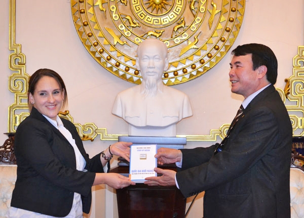 Bà Phó Đại sứ Israel trao quà cho ông Phạm S
