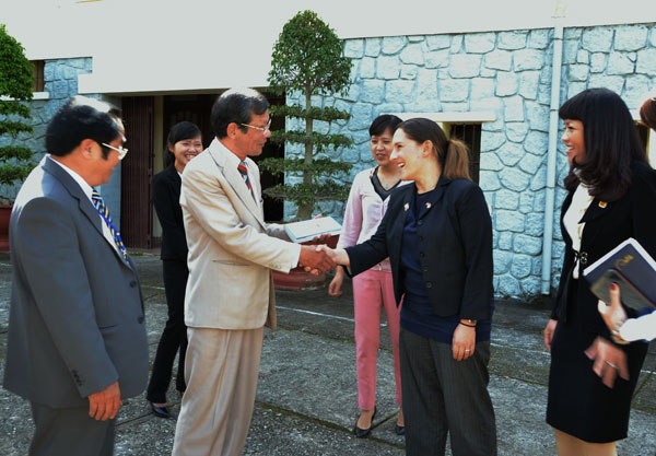 Bà Hilla Stern - Phó Đại sứ Nhà nước Israel đến thăm Báo Lâm Đồng
