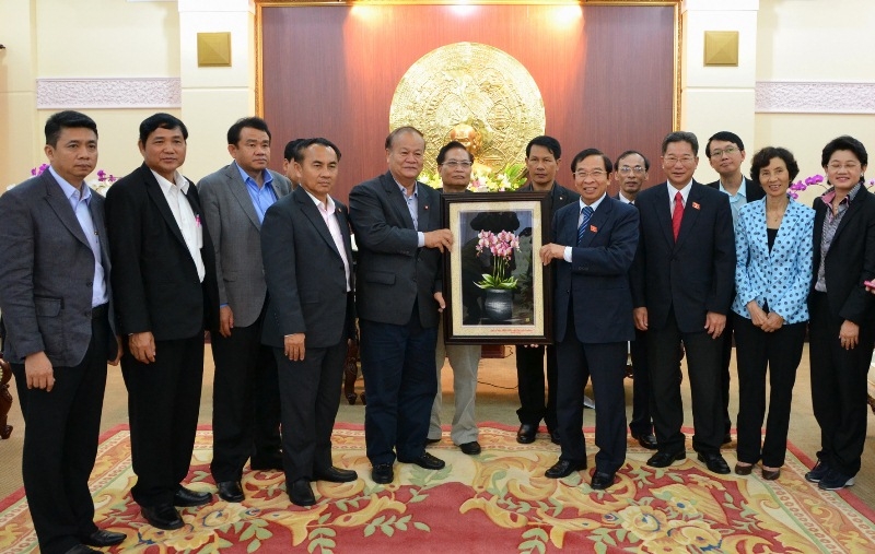 Đồng chí Vũ Công Tiến tặng quà lưu niệm cho Đoàn Nghị sĩ Vương quốc Thái Lan