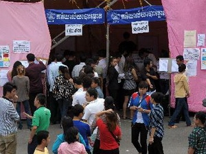 Người dân Campuchia bỏ phiếu tại khu vực bầu cử ở thủ đô Phnom Penh ngày 28/7. (Nguồn: AFP/TTXVN)