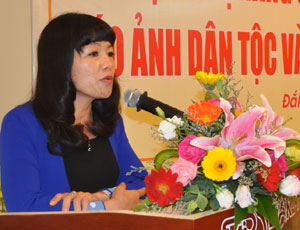 Đồng chí Hồ Lan – Phó Tổng Biên tập Báo Lâm Đồng phát biểu tại hội nghị