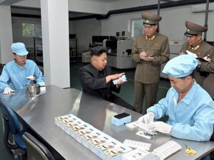  Nhà lãnh đạo Triều Tiên Kim Jong-un đến kiểm tra dây chuyền sản xuất smartphone "Arirang" hôm 11/8. (Nguồn: AFP)