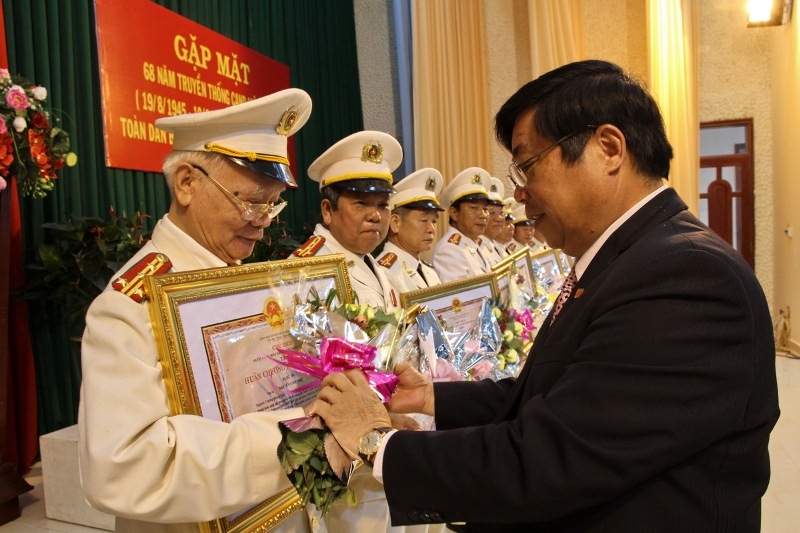 Đồng chí Bí thư Tỉnh ủy, Chủ tịch HĐND tỉnh Huỳnh Đức Hòa thừa ủy nhiệm của Chủ tịch nước trao Huân chương Bảo vệ Tổ quốc cho các cá nhân có thành tích xuất sắc