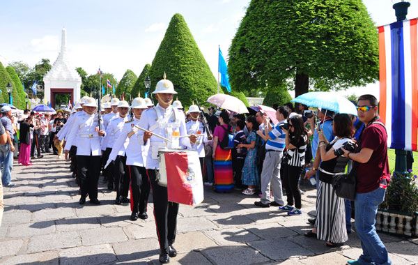 Nghi lễ hàng sáng khi đón khách tham quan