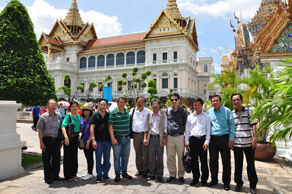 Đoàn chụp ảnh lưu niệm tại Chùa Phật Ngọc (Băng Kok)