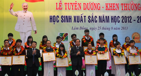 Tuyên dương - khen thưởng 62 học sinh xuất sắc năm học 2012 - 2013