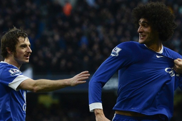 Mượn Fellaini và Baines, Horward ám chỉ Rooney và Suarez là những &quot;tên ngốc&quot;