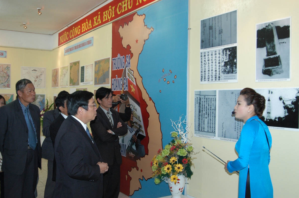 Đồng chí Huỳnh Đức Hòa đến dự tại triển lãm