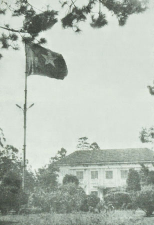 Cờ MTDTGPMNVN tung bay trước Tòa hành chính của Ngụy quyền tỉnh Lâm Đồng (cũ) vào lúc 9 giờ 30, ngày 28/3/1975. BÙI TRƯỞNG chụp lại ảnh tư liệu