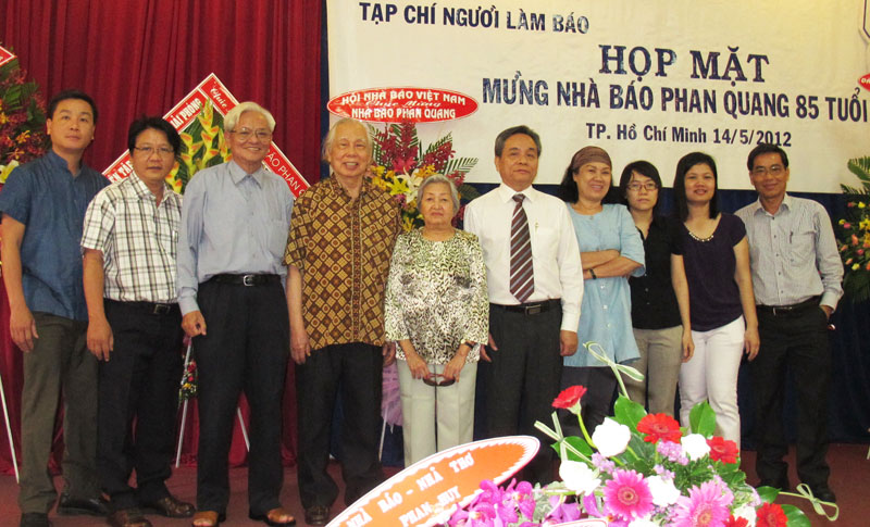Nhà báo Phạm Quốc Toàn (sơ mi trắng, giữa) cùng đồng nghiệp trong họp mặt mừng nhà báo Phan Quan 85 tuổi (2012)