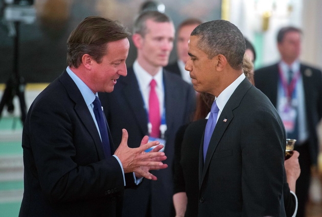 Tổng thống Hoa Kỳ Barack Obama (phải) và Thủ tướng Anh David Cameron (trái) bên lề hội nghị.  (Ảnh: Bùi Duy Trinh - Phóng viên TTXVN tại LB Nga)