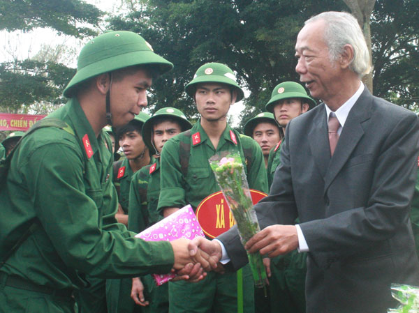 Đồng chí Lê Hoàng Phụng - Uỷ viên BTV Tỉnh uỷ, Bí thư Thành uỷ Bảo Lộc, tặng quà và động viên các tân binh.