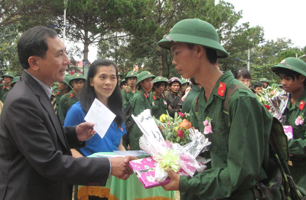 Đồng chí Nguyễn Kim Khang - Uỷ viên BTV Tỉnh uỷ, Chủ tịch UBMTTQ tỉnh Lâm Đồng, động viên các thanh niên lên đường nhập ngũ.