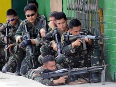 Quân chính phủ Philippines giao tranh với chiến binh Hồi giáo ở Zamboanga. (Ảnh: AFP/TTXVN)