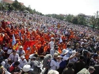 Hàng ngàn người ủng hộ Đảng Cứu nguy Dân tộc Campuchia (CNRP) đối lập tham gia cuộc biểu tình ở thủ đô Phnom Penh. (Ảnh: THX/TTXVN)