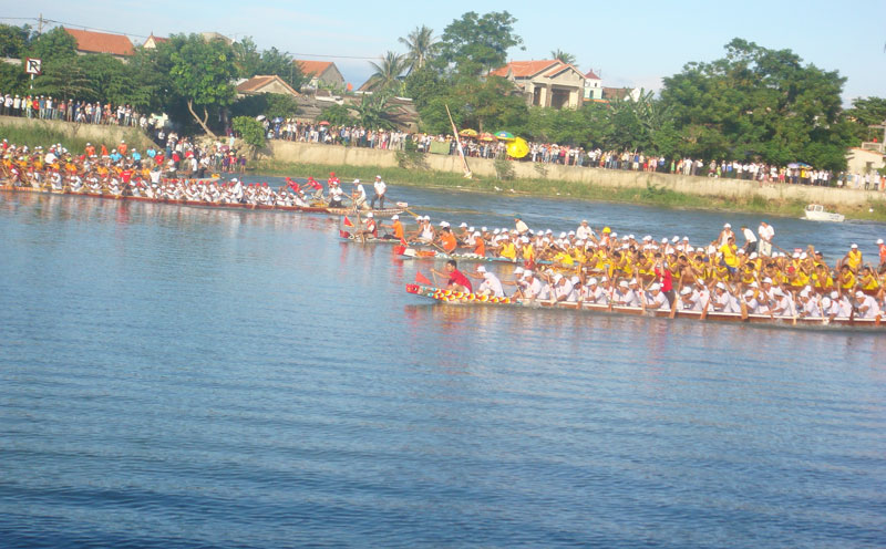Bơi, đua thuyền trên sông Kiến Giang