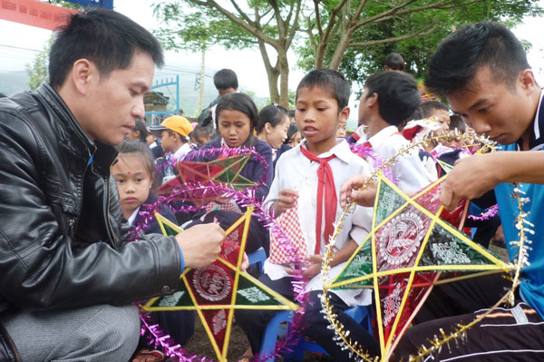 Vui hội trăng rằm cùng học sinh Trường Tiểu học K'Long