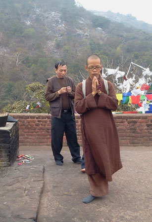Lên đỉnh núi thiêng đất Phật