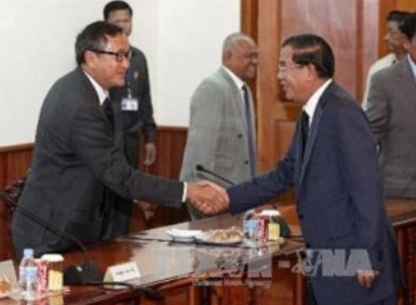 Thủ tướng Hun Sen (phải) và ông Sam Rainsy (trái) tại cuộc gặp hôm 17/9 (Nguồn:THX-TTXVN)