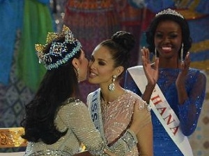 Hoa hậu Megan Young (phải) nhận vương miện từ Miss World 2012 (Nguồn: AFP/TTXVN)