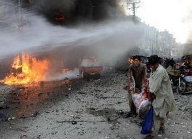 Chuyển nạn nhân bị thương tại hiện trường vụ đánh bom ở Peshawar . (Nguồn: AFP/TTXVN)